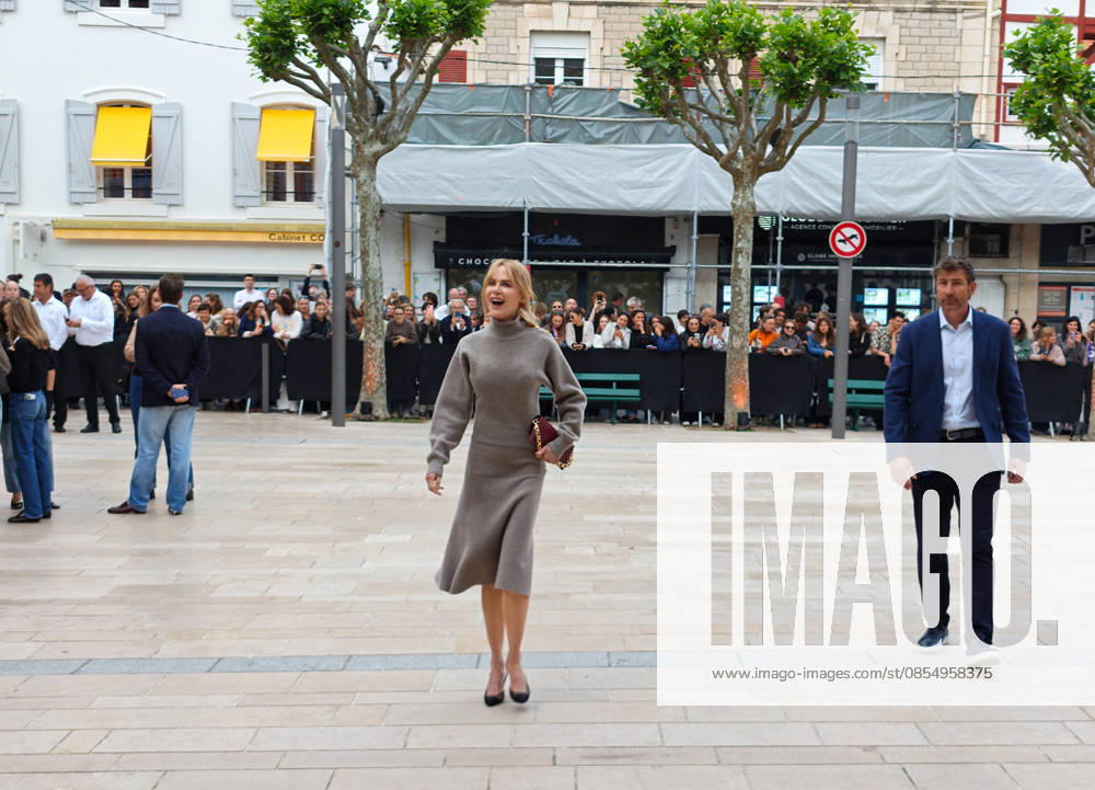 Nicole Kidman attendu par nombreux fans à Biarritz la veille du défilé Croisière Chanel le 27 avril 2026 Christophe de Prada Bestimage Nicole Kidman expected by many fans in Biarritz the day before the Chanel Cruise show on April 27, 2026 Biarritz France