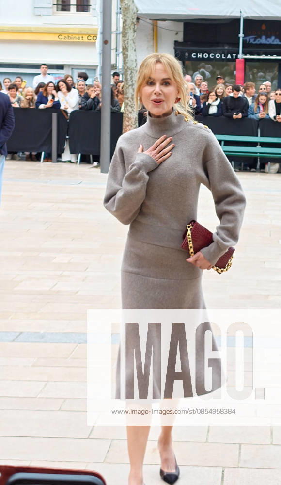 Nicole Kidman attendu par nombreux fans à Biarritz la veille du défilé Croisière Chanel le 27 avril 2026 Christophe de Prada Bestimage Nicole Kidman expected by many fans in Biarritz the day before the Chanel Cruise show on April 27, 2026 Biarritz France