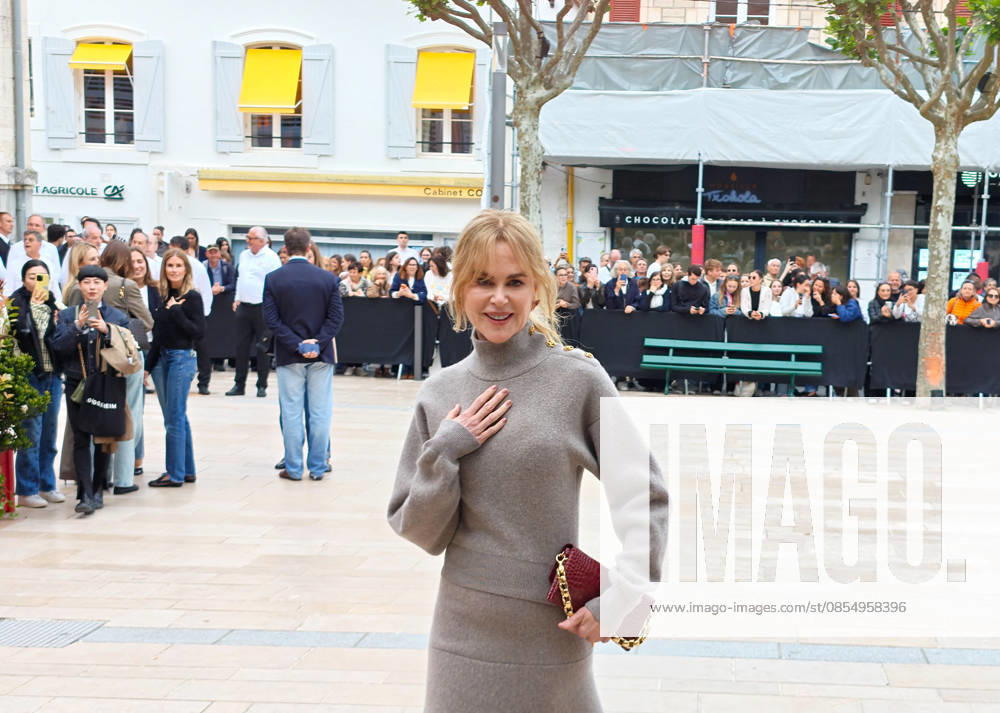 Nicole Kidman attendu par nombreux fans à Biarritz la veille du défilé Croisière Chanel le 27 avril 2026 Christophe de Prada Bestimage Nicole Kidman expected by many fans in Biarritz the day before the Chanel Cruise show on April 27, 2026 Biarritz France