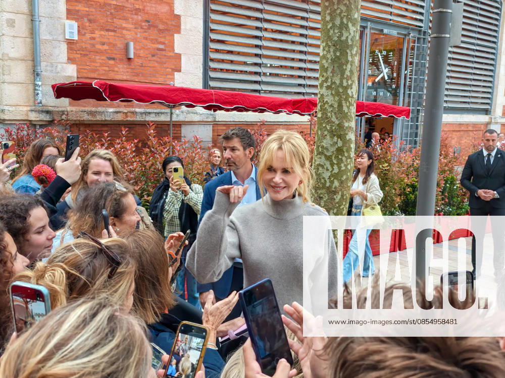 Nicole Kidman attendu par nombreux fans à Biarritz la veille du défilé Croisière Chanel le 27 avril 2026 Christophe de Prada Bestimage Nicole Kidman expected by many fans in Biarritz the day before the Chanel Cruise show on April 27, 2026 Biarritz France