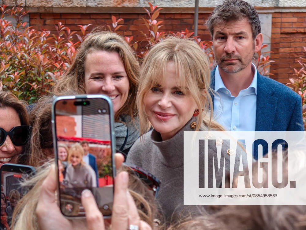 Nicole Kidman attendu par nombreux fans à Biarritz la veille du défilé Croisière Chanel le 27 avril 2026 Christophe de Prada Bestimage Nicole Kidman expected by many fans in Biarritz the day before the Chanel Cruise show on April 27, 2026 Biarritz France