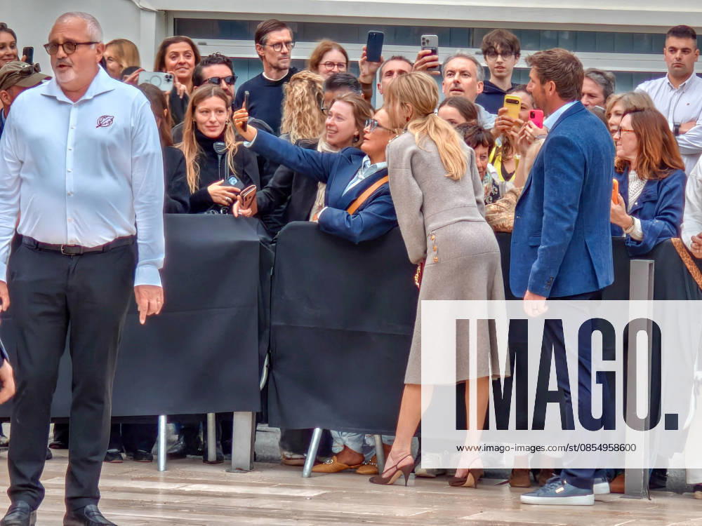 Nicole Kidman attendu par nombreux fans à Biarritz la veille du défilé Croisière Chanel le 27 avril 2026 Christophe de Prada Bestimage Nicole Kidman expected by many fans in Biarritz the day before the Chanel Cruise show on April 27, 2026 Biarritz France