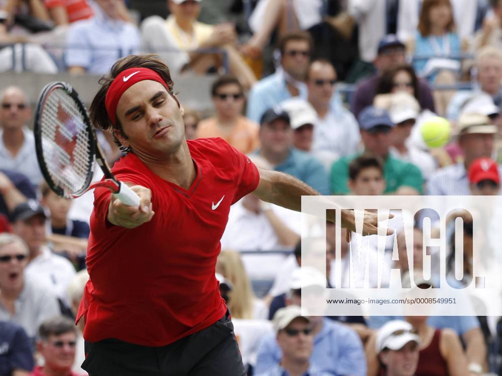US Open 2011, USTA Billie Jean King National Tennis Center, Flushing Meadows, New York,ITF Grand Slam Tennis Tournament,Roger Federer(SUI),Aktion,Einzelbild,Halbkörper,Querformat