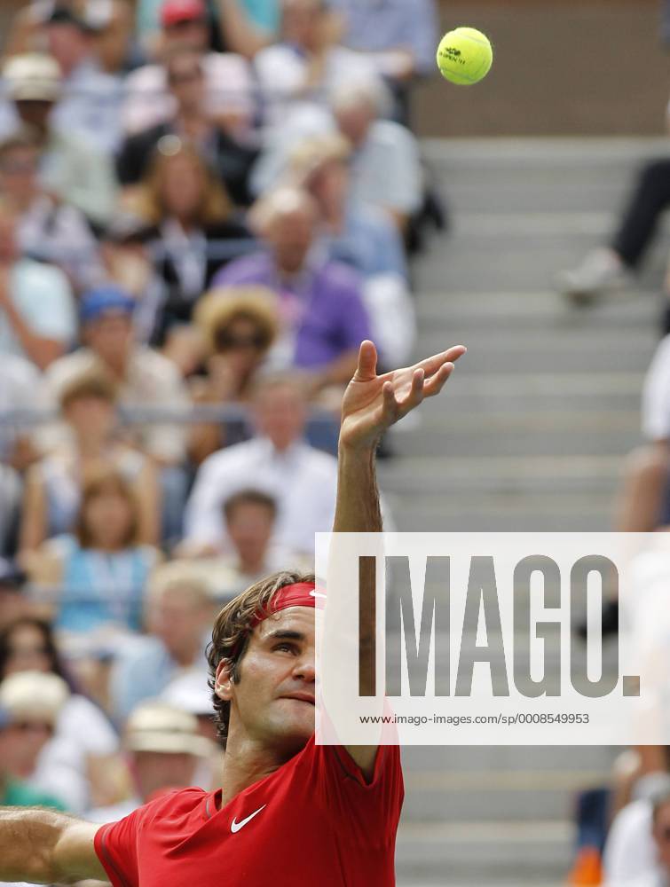 US Open 2011, USTA Billie Jean King National Tennis Center, Flushing Meadows, New York,ITF Grand Slam Tennis Tournament,Roger Federer(SUI),Aktion,Einzelbild,Halbkörper,Querformat
