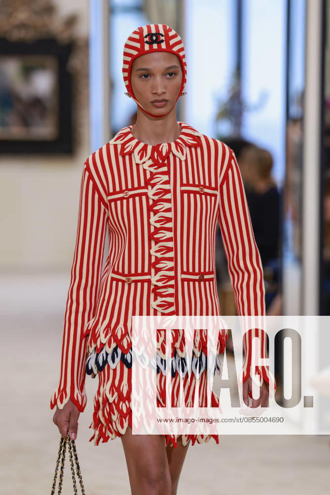 Chanel Collection Croisière 2026 2027 Chanel Cruise fashion show at the Casino municipal de Biarritz, France, on April 28, 2026 Olivier Borde Bestimage A model walks the runway at the Chanel Cruise 2025 fashion show at the Biarritz Municipal Casino, France, on April 28, 2026 Biarritz France