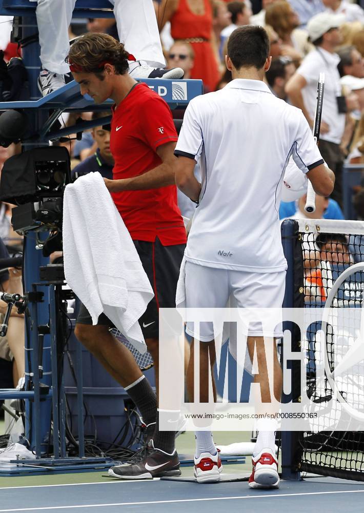 US Open 2011, USTA Billie Jean King National Tennis Center, Flushing Meadows, New York,ITF Grand Slam Tennis Tournament,Novak Djokovic(SRB) und Roger Federer (SUI) kommen sich nahe beim Seitenwechsel,