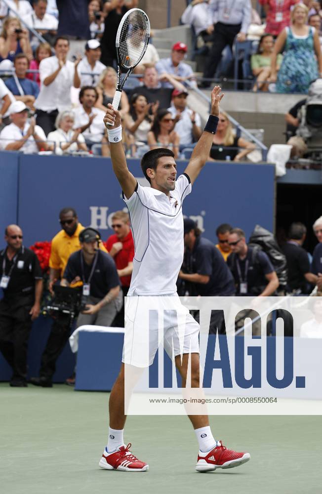 US Open 2011, USTA Billie Jean King National Tennis Center, Flushing Meadows, New York,ITF Grand Slam Tennis Tournament,Novak Djokovic(SRB) streckt die Arme in die Luft und jubelt nach seinem Sieg, Jubel,Emotion,Einzelbild,Ganzkörper,Hochformat