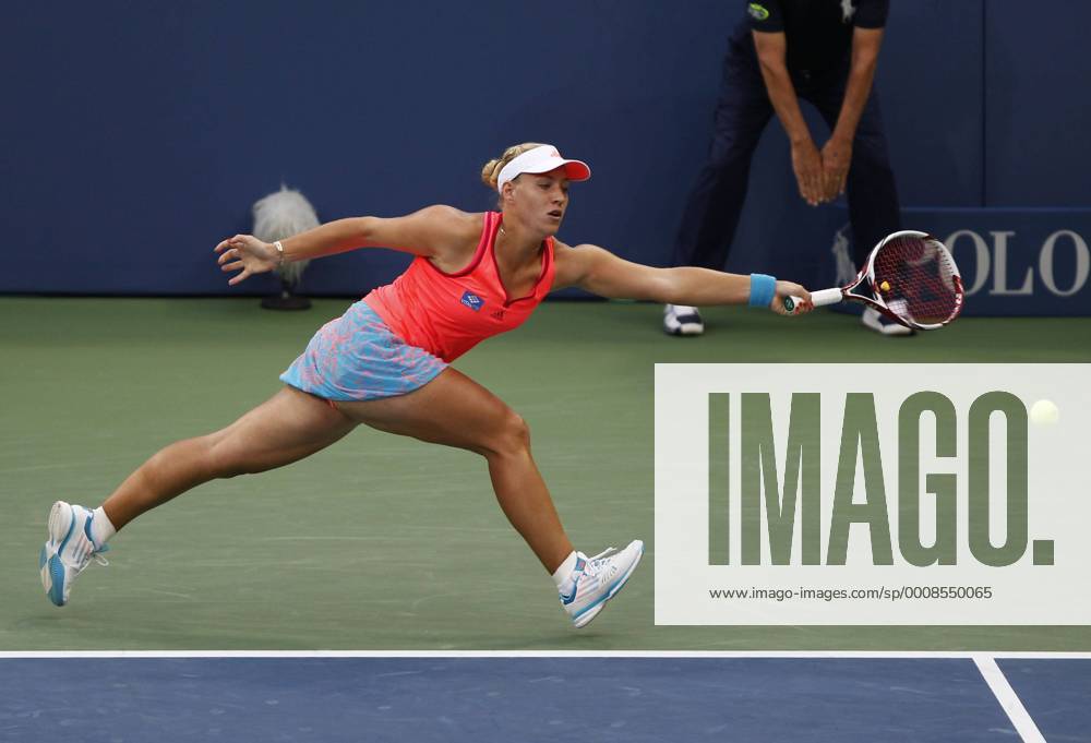 US Open 2011, USTA Billie Jean King National Tennis Center, Flushing Meadows, New York,ITF Grand Slam Tennis Tournament,Angelique Kerber (GER),Aktion, Einzelbild,Ganzkörper,Querformat