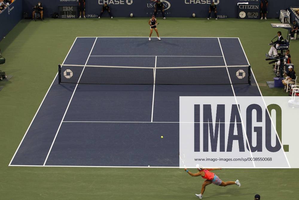 US Open 2011, USTA Billie Jean King National Tennis Center, Flushing Meadows, New York,ITF Grand Slam Tennis Tournament, vorne Angelique Kerber (GER),hinten Samantha Stosur (AUS)Aktion, Einzelbild, Ganzkörper,Querformat