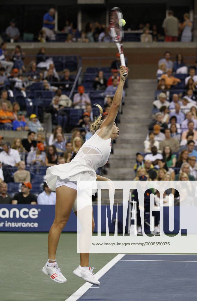 US Open 2011, USTA Billie Jean King National Tennis Center, Flushing Meadows, New York,ITF Grand Slam Tennis Tournament,Caroline Wozniacki (DEN),Aktion, Einzelbild,Ganzkörper,Hochformat