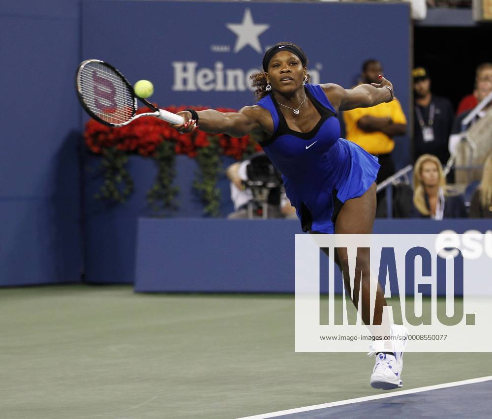 US Open 2011, USTA Billie Jean King National Tennis Center, Flushing Meadows, New York,ITF Grand Slam Tennis Tournament,Serena Williams(USA),Aktion, Einzelbild,Ganzkörper,Hochformat