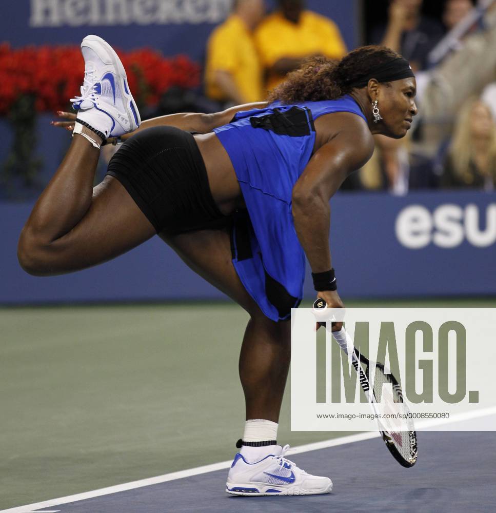 US Open 2011, USTA Billie Jean King National Tennis Center, Flushing Meadows, New York,ITF Grand Slam Tennis Tournament,Serena Williams(USA),Aktion, Einzelbild,Ganzkörper,Querformat