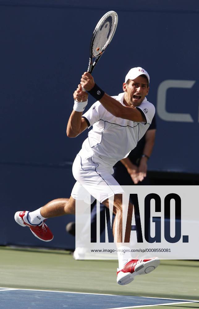 US Open 2011, USTA Billie Jean King National Tennis Center, Flushing Meadows, New York,ITF Grand Slam Tennis Tournament,Novak Djokovic(SRB),Aktion,Einzelbild,Ganzkörper,Hochformat