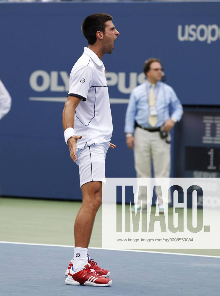 US Open 2011, USTA Billie Jean King National Tennis Center, Flushing Meadows, New York,ITF Grand Slam Tennis Tournament,Novak Djokovic(SRB) schreit und jubelt in die Richtung seiner Spielerloge,Jubel,Emotion, Einzelbild,Ganzkörper,Hochformat