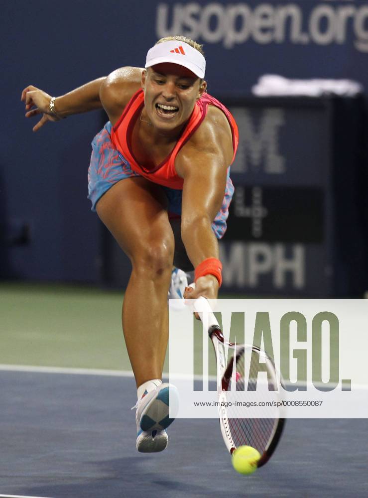 US Open 2011, USTA Billie Jean King National Tennis Center, Flushing Meadows, New York,ITF Grand Slam Tennis Tournament,Angelique Kerber (GER),Aktion, Einzelbild,Ganzkörper,Hochformat