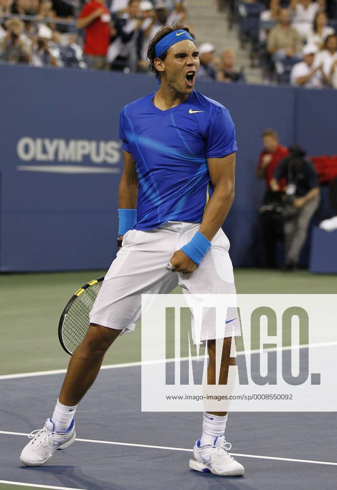 US Open 2011, USTA Billie Jean King National Tennis Center, Flushing Meadows, New York,ITF Grand Slam Tennis Tournament,Rafael Nadal (ESP) macht die Faust und jubelt,Jubel,Emotion,Einzelbild,Ganzkörper,Hochformat