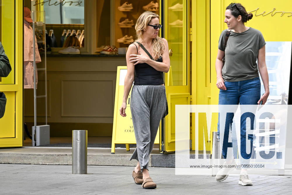 Exclusive Kate Hudson strolls around Paris, France, in a casual outfit with friends on April 28, 2026 Bestimage Exclusive Kate Hudson strolls around Paris, France, in a casual outfit with friends on April 28, 2026 Paris France