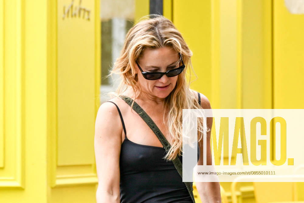 Exclusive Kate Hudson strolls around Paris, France, in a casual outfit with friends on April 28, 2026 Bestimage Exclusive Kate Hudson strolls around Paris, France, in a casual outfit with friends on April 28, 2026 Paris France