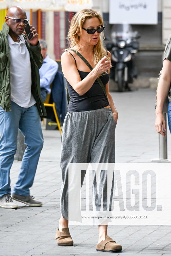 Exclusive Kate Hudson strolls around Paris, France, in a casual outfit with friends on April 28, 2026 Bestimage Exclusive Kate Hudson strolls around Paris, France, in a casual outfit with friends on April 28, 2026 Paris France