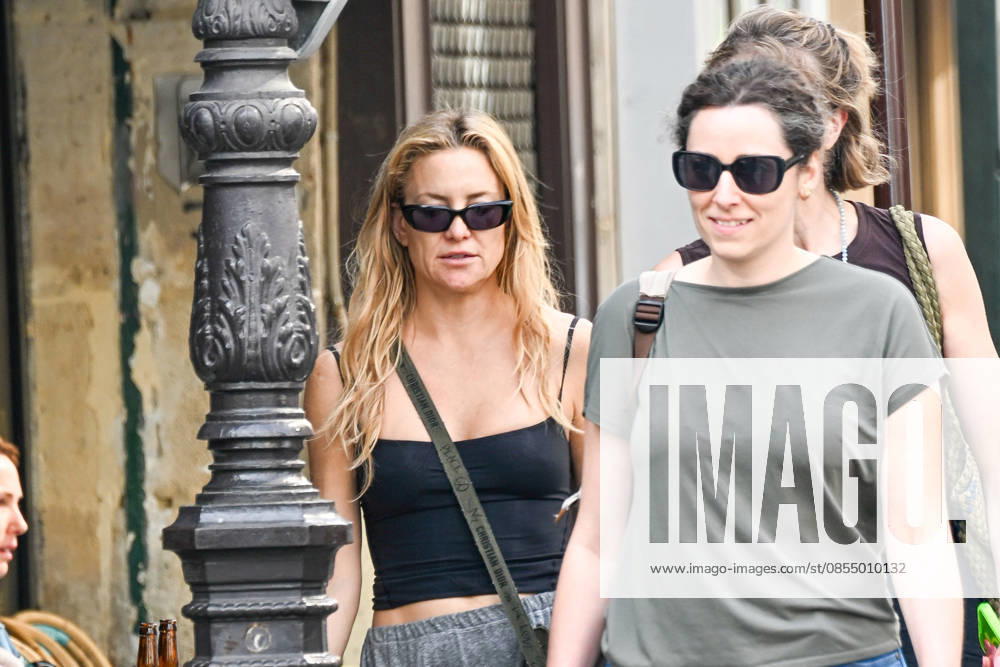 Exclusive Kate Hudson strolls around Paris, France, in a casual outfit with friends on April 28, 2026 Bestimage Exclusive Kate Hudson strolls around Paris, France, in a casual outfit with friends on April 28, 2026 Paris France