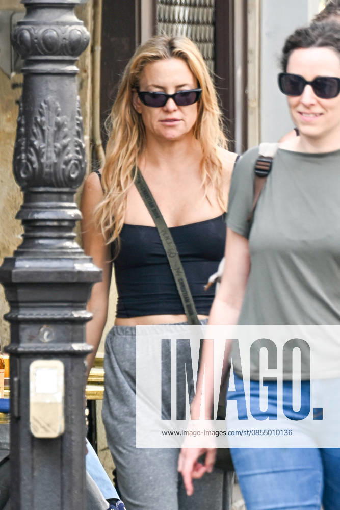 Exclusive Kate Hudson strolls around Paris, France, in a casual outfit with friends on April 28, 2026 Bestimage Exclusive Kate Hudson strolls around Paris, France, in a casual outfit with friends on April 28, 2026 Paris France