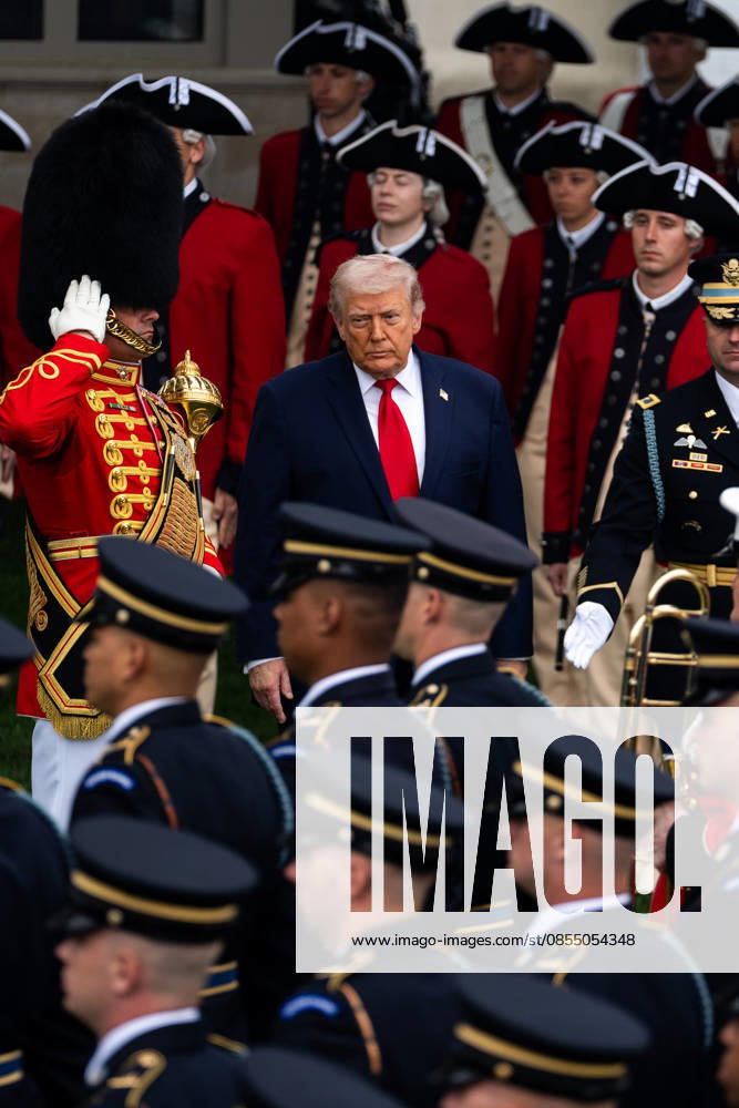 Trumps Welcome King Charles III and Queen Camilla WASHINGTON, DC - APRIL 28: United States President Donald J Trump navigates through U.S. military musicians during a state visit by Great Britains King Charles at the White House on Tuesday, April 28, 2026 in Washington, D.C. Credit: Allison Robbert Pool via CNP Washington District of Columbia United States of America