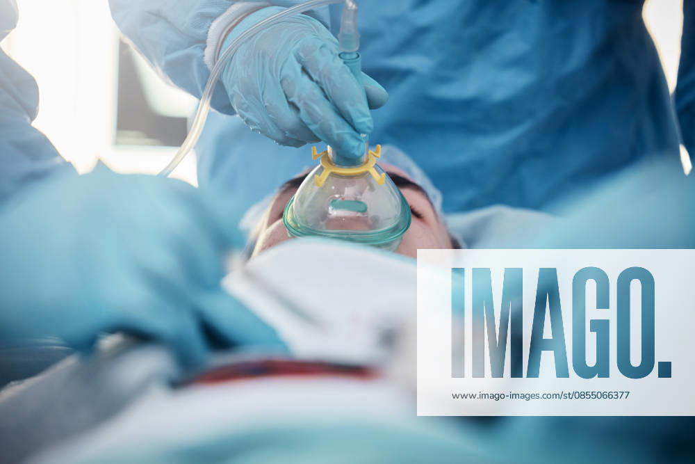 Doctors, surgery and oxygen mask with a medicine team in scrubs operating on a man patient in a hospital. Doctor, nurse and teamwork with a medical group in a clinic to perform an emergency operation. (License=RF) ,model released, Symbolfoto
