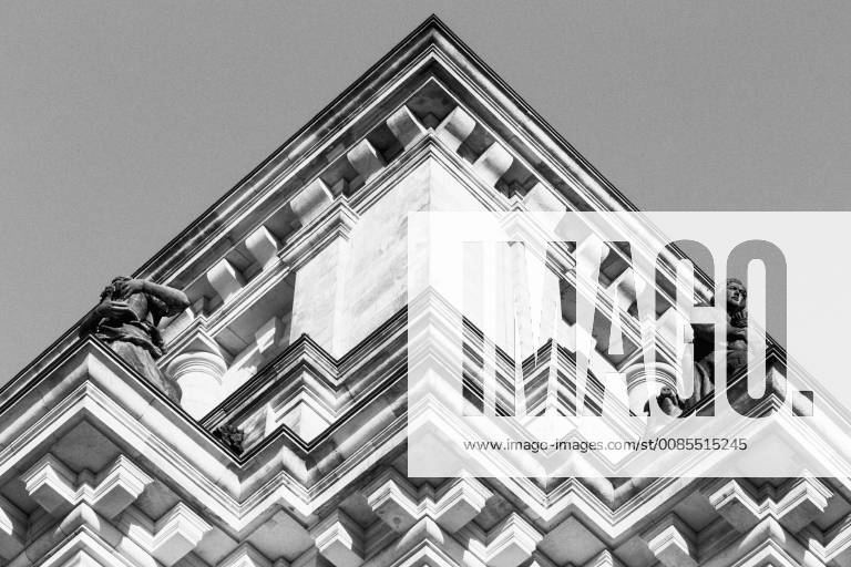 IMAGO Creative: Architektur in Berlin Low angle view of parliament building against clear sky, Berlin, Germany
