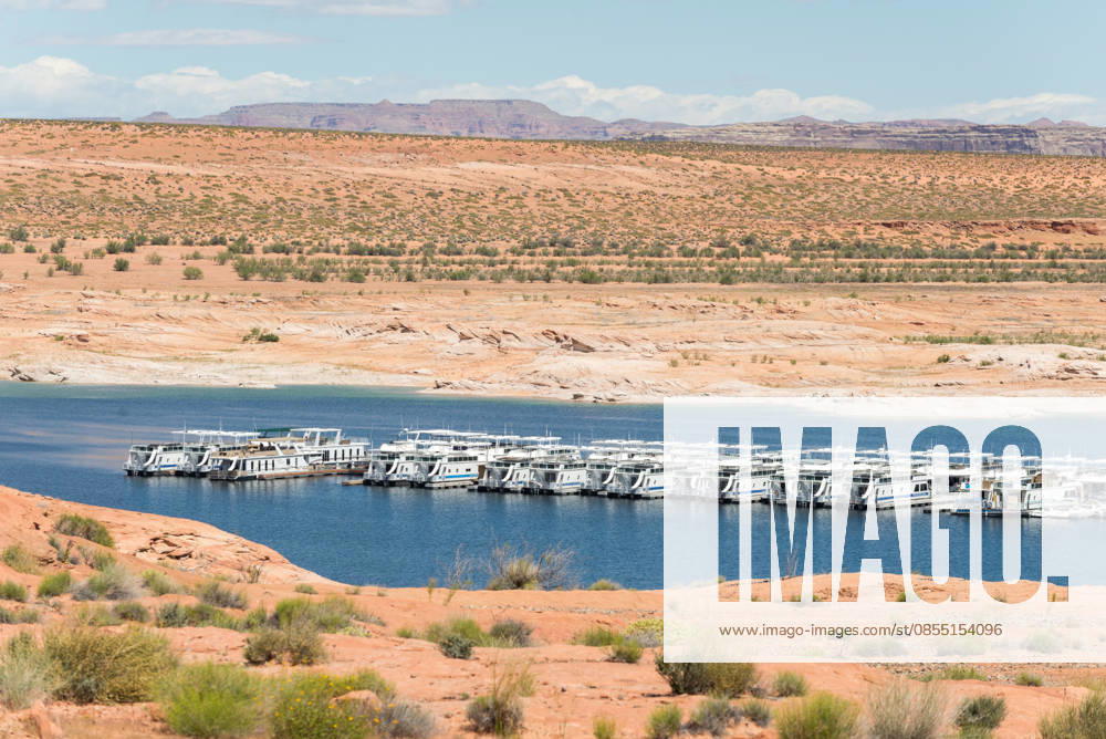 Lake Powell, AZ - 05 02 2017: Houseboats on Lake Amidst Arid Desert Oljato-Monument Valley, Arizona, United States R_YECJHG260428AE-2009868-01