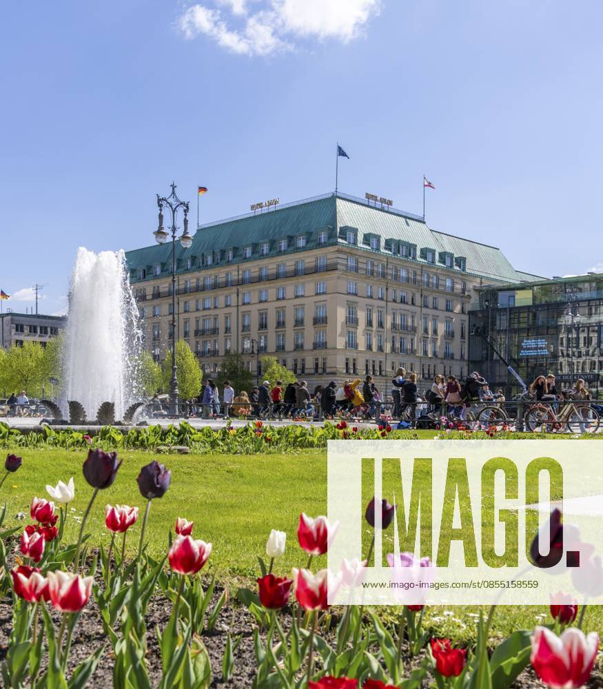 Sehenswürdigkeit und Touristenattraktion, Pariser Platz mit Springbrunnen und dem Hotel Adlon, Berlin, Deutschland Landmark and tourist attraction, Pariser Platz with fountain and the Hotel Adlon, Berlin, Germany
