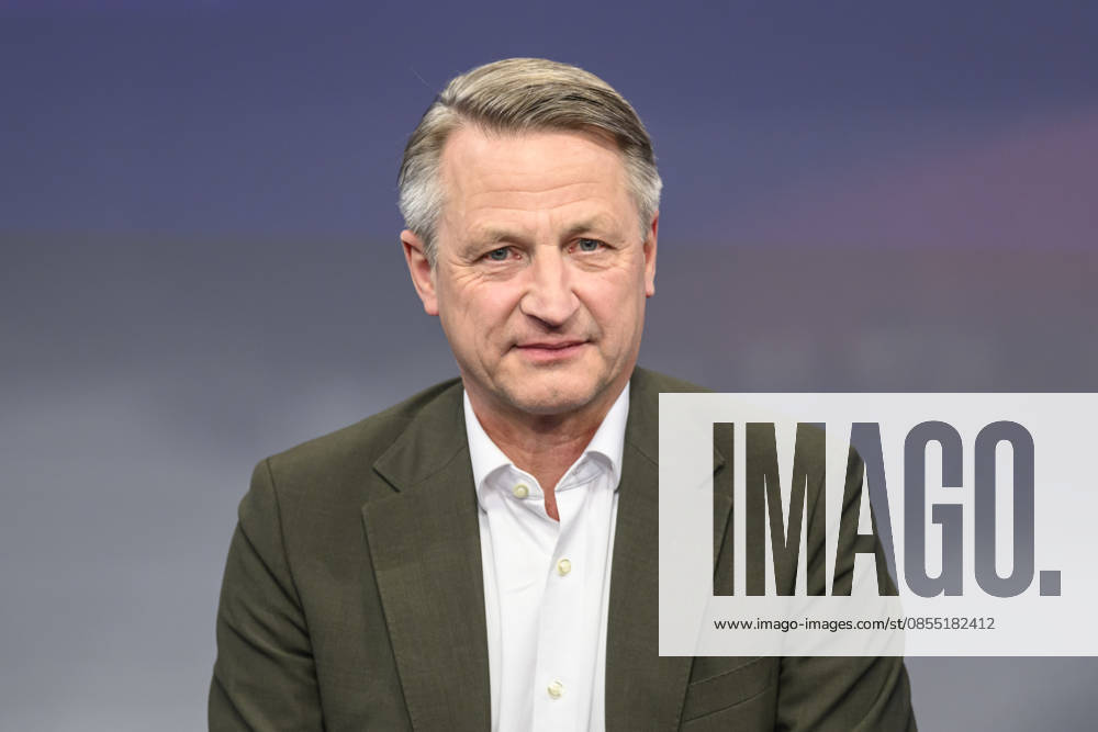 V l Nikolaus Blome Head of Politics RTL ntv , GER, Berlin, Studio, guest on Maischberger, political talk show, TV, format, with presenter Sandra Maischberger, Das Erste, from Adlershof Am Studio 20, April 29, 2026,