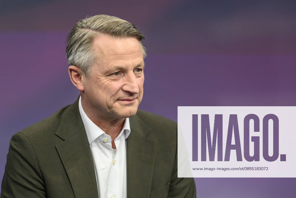 V l Nikolaus Blome Head of Politics RTL ntv , GER, Berlin, Studio, guest on Maischberger, political talk show, TV, format, with presenter Sandra Maischberger, Das Erste, from Adlershof Am Studio 20, April 29, 2026,