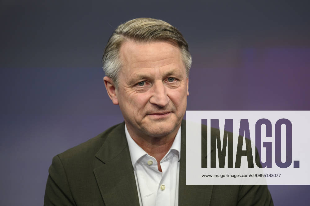 V l Nikolaus Blome Head of Politics RTL ntv , GER, Berlin, Studio, guest on Maischberger, political talk show, TV, format, with presenter Sandra Maischberger, Das Erste, from Adlershof Am Studio 20, April 29, 2026,