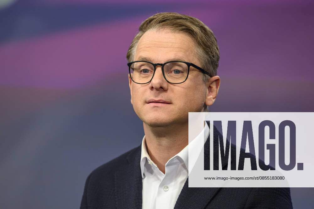 V l Carsten Linnemann, CDU Secretary General , GER, Berlin, Studio, as a guest on Maischberger, political talk show, TV, format, with presenter Sandra Maischberger, Das Erste, from Adlershof Am Studio 20, April 29, 2026,