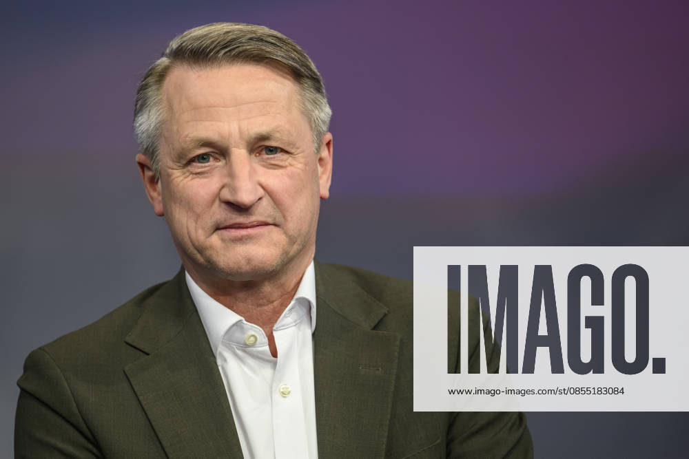 V l Nikolaus Blome Head of Politics RTL ntv , GER, Berlin, Studio, guest on Maischberger, political talk show, TV, format, with presenter Sandra Maischberger, Das Erste, from Adlershof Am Studio 20, April 29, 2026,
