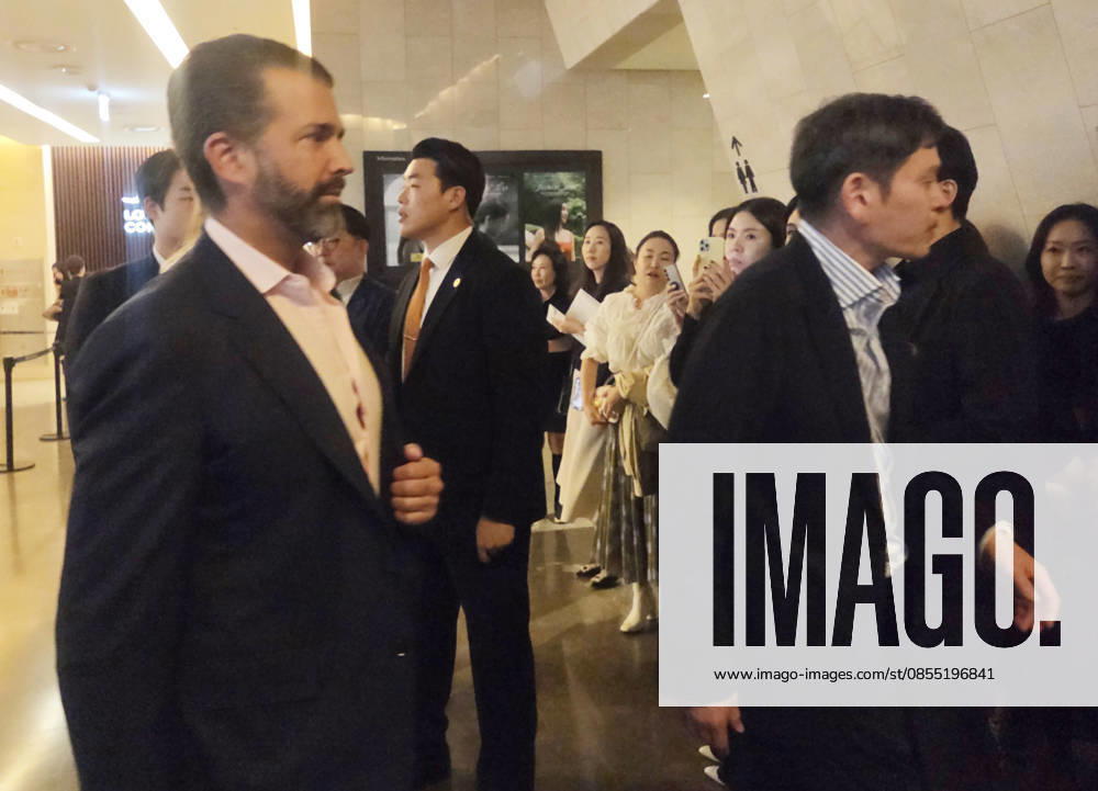 Trump s eldest son in Seoul Trump s eldest son in Seoul Donald Trump Jr. (L), the eldest son of U.S. President Donald Trump, alongside Shinsegae Group Chairman Chung Yong-jin, enters a concert hall in Seoul on April 29, 2026, to watch a concert marking the release of the debut album of Chung s wife, flutist Han Jee-hee. (Yonhap) 2026-04-30 07:20:29 < 1980-2026 YONHAPNEWS AGENCY. .> ¼¿ïƯº°½Ã