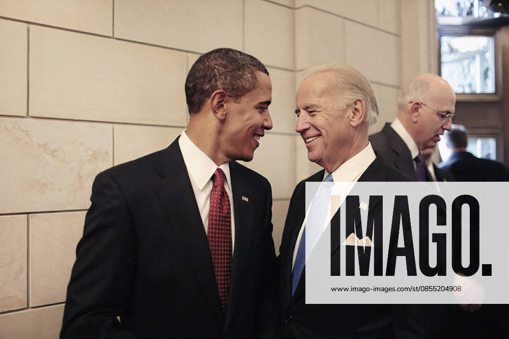 U.S. President Barack Obama talking with U.S. Vice President Joe Biden after departure of former U.S. President George W. Bush and former U.S. First Lady Laura Bush following Inaugural Ceremony, Washington, D.C., USA, Pete Souza, Office of White House Photography, January 20, 2009 Washington USA - ZUMAg145 20090120_zap_g145_002
