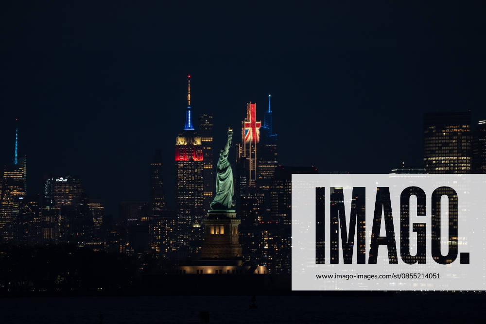 NYC Landmarks Glow in UK Colors for Royal Visit NEW YORK, USA – APRIL 29: The Empire State Building and JPMorgan Chase Building were illuminated in the colors of the United Kingdom flag on Tuesday, April 29, in honor of the visit of King Charles III and Queen Camilla to New York City. Lokman Vural Elibol Anadolu New York United States. Editorial use only. Please get in touch for any other usage.