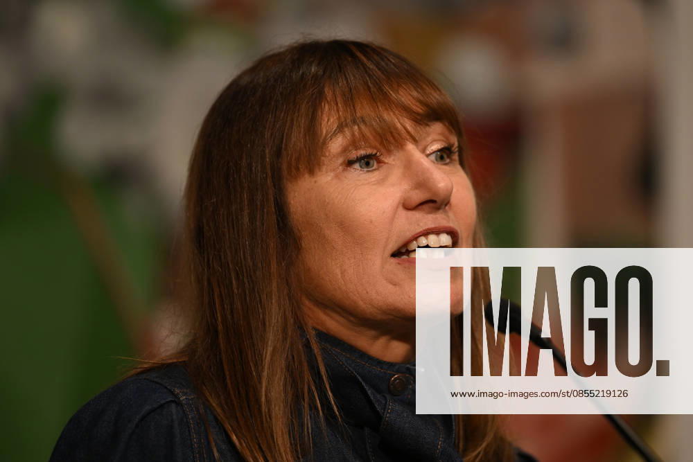 ARCHIBALD PACKING ROOM PRIZE, Art Gallery of NSW director Maud Page during the announcement of the winner of the Packing Room Prize as part of the 2026 Archibald Prize at the Art Gallery of New South Wales in Sydney, Thursday, April 30, 2026. ( NO ARCHIVING Sydney New South Wales Australia