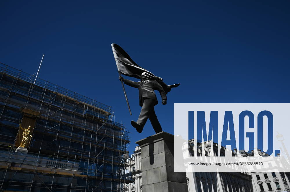 An artwork believed to be by Banksy spotted in London LONDON, UNITED KINGDOM - APRIL 30: A view of an artwork believed to be by the artist Banksy at Waterloo Place in central London, United Kingdom, on April 30, 2026. The approximately 25-meter-tall sculpture, thought to have been installed overnight in the St James’s area near Mayfair, has not been officially confirmed as a Banksy piece. Rasid Necati Aslim Anadolu London United Kingdom. Editorial use only. Please get in touch for any other usage.