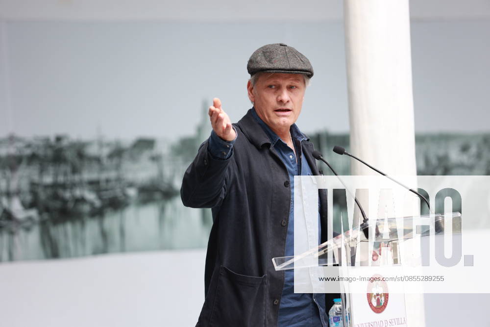 Viggo Mortensen presents at the University of Seville the poetry book Another Night at Sea The actor and publisher Viggo Mortensen takes part in the tribute that the University of Seville pays to the poet Kevin Power On April 30, 2026 in Seville Andalusia, Spain The actor Viggo Mortensen participates in the presentation of the work of the poet Kevin Power, published by his publisher, Perceval Press, an event with which the University of Seville has wanted to pay tribute to the poet, art critic and professor of British origin and Spanish nationalized 30 APRIL 2026 Rocí Seville Andalucia, Spain Seville Andalucia, Spain Spain Spain