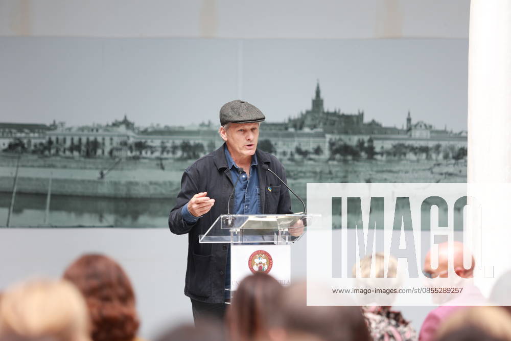Viggo Mortensen presents at the University of Seville the poetry book Another Night at Sea The actor and publisher Viggo Mortensen takes part in the tribute that the University of Seville pays to the poet Kevin Power On April 30, 2026 in Seville Andalusia, Spain The actor Viggo Mortensen participates in the presentation of the work of the poet Kevin Power, published by his publisher, Perceval Press, an event with which the University of Seville has wanted to pay tribute to the poet, art critic and professor of British origin and Spanish nationalized 30 APRIL 2026 Rocí Seville Andalucia, Spain Seville Andalucia, Spain Spain Spain