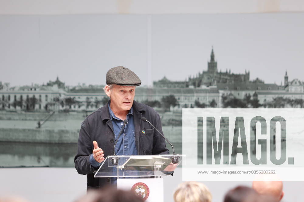 Viggo Mortensen presents at the University of Seville the poetry book Another Night at Sea The actor and publisher Viggo Mortensen takes part in the tribute that the University of Seville pays to the poet Kevin Power On April 30, 2026 in Seville Andalusia, Spain The actor Viggo Mortensen participates in the presentation of the work of the poet Kevin Power, published by his publisher, Perceval Press, an event with which the University of Seville has wanted to pay tribute to the poet, art critic and professor of British origin and Spanish nationalized 30 APRIL 2026 Rocí Seville Andalucia, Spain Seville Andalucia, Spain Spain Spain
