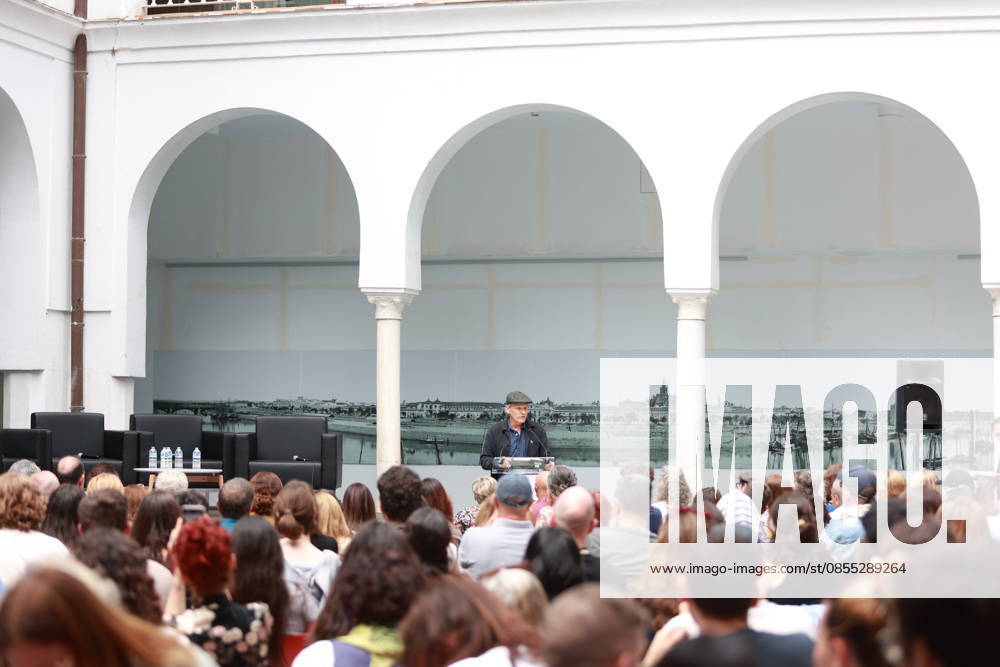 Viggo Mortensen presents at the University of Seville the poetry book Another Night at Sea The actor and publisher Viggo Mortensen takes part in the tribute that the University of Seville pays to the poet Kevin Power On April 30, 2026 in Seville Andalusia, Spain The actor Viggo Mortensen participates in the presentation of the work of the poet Kevin Power, published by his publisher, Perceval Press, an event with which the University of Seville has wanted to pay tribute to the poet, art critic and professor of British origin and Spanish nationalized 30 APRIL 2026 Rocí Seville Andalucia, Spain Seville Andalucia, Spain Spain Spain