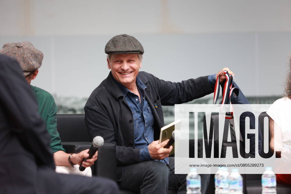 Viggo Mortensen presents at the University of Seville the poetry book Another Night on the High Seas The actor and publisher Viggo Mortensen participates in the tribute that the University of Seville pays to the poet Kevin Power On April 30, 2026 in Seville Andalusia, Spain The actor Viggo Mortensen participates in the presentation of the work of the poet Kevin Power, published by his publisher, Perceval Press, an act with which the University of Seville has wanted to pay tribute to the poet, art critic and professor of British origin and Spanish nationalized 30 APRIL 2026 Rocí Seville Andalucia, Spain Seville Andalucia, Spain Spain Spain