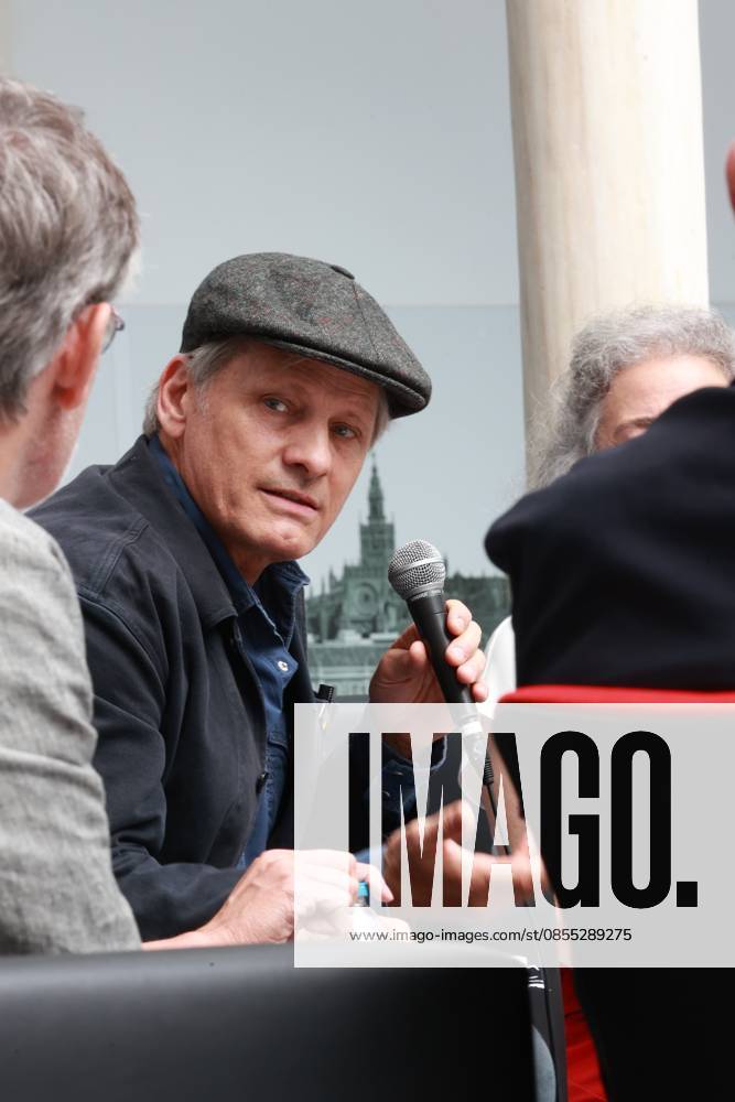 Viggo Mortensen presents at the University of Seville the poetry book Another Night on the High Seas The actor and publisher Viggo Mortensen participates in the tribute that the University of Seville pays to the poet Kevin Power On April 30, 2026 in Seville Andalusia, Spain The actor Viggo Mortensen participates in the presentation of the work of the poet Kevin Power, published by his publisher, Perceval Press, an act with which the University of Seville has wanted to pay tribute to the poet, art critic and professor of British origin and Spanish nationalized 30 APRIL 2026 Rocí Seville Andalucia, Spain Seville Andalucia, Spain Spain Spain