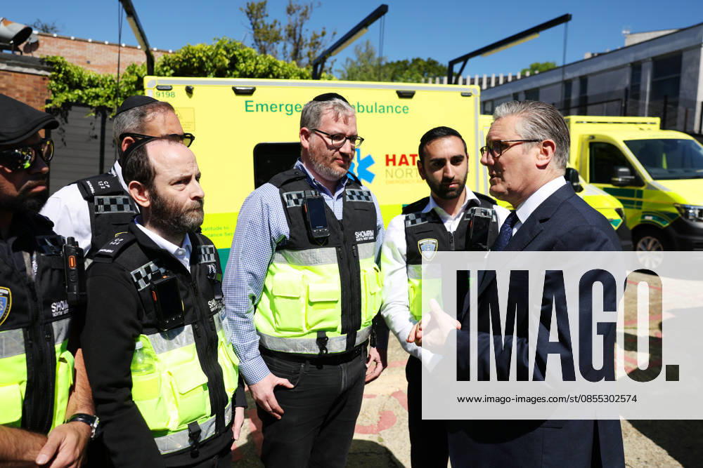Prime Minister Keir Starmer responds to the Golders Green attack 30 04 2026. London, United Kingdom. Prime Minister Keir Starmer meets emergency response workers as he visits Golders Green following a terror attack in Golders Green., Credit:Simon Dawson No 10 Downing Street Avalon United Kingdom, Greater London, London, 10 Downing Street