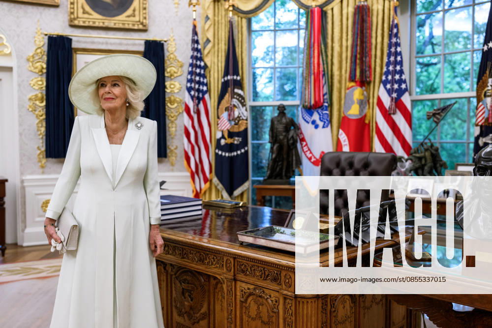 King Charles III State Visit to the USA President Donald J. Trump meets with King Charles III and Queen Camilla in the Oval Office, Tuesday, April 28, 2026., Credit:Daniel Torok Avalon