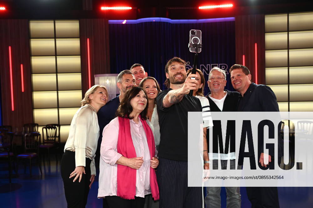 Presenter Susan Link, presenter Micky Beisenherz, actress Eva Mattes, comedian Jerry Vsan, presenter Eva Brenner, cyclist Jan Ullrich, sports presenter Katrin Müller Hohenstein, cyclist Rick Zabel and doctor Dietrich Grönemeyer as guests on the WDR talk show Kölner Treff and Rick Zabel takes a selfie