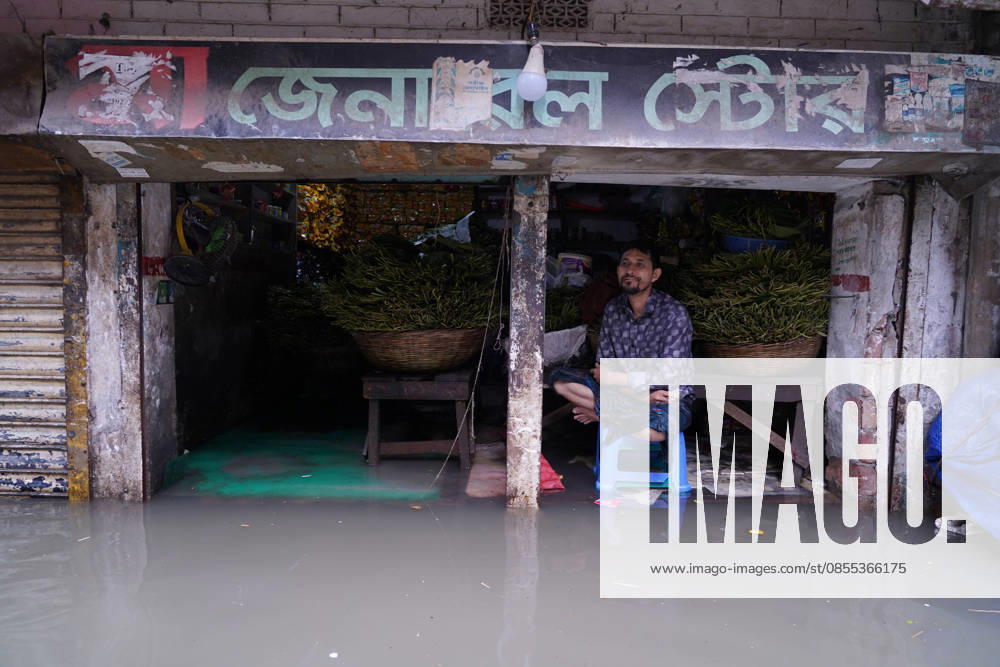 DHAKA, BANGLADESH †May 1, 2026: After several hours of continuous rainfall, many small and major roads across the capital Dhaka were submerged, with water levels ranging from knee-deep to waist-deep in some areas. People forced to leave their homes for work faced severe difficulties, disrupting normal city life. Stray dogs and other animals were also left vulnerable in the flooded conditions. In many cases, clogged manholes filled with plastic waste and debris obstructed drainage systems, leading to widespread waterlogging. Dhaka Bangladesh - ZUMAk185 20260501_zip_k185_012